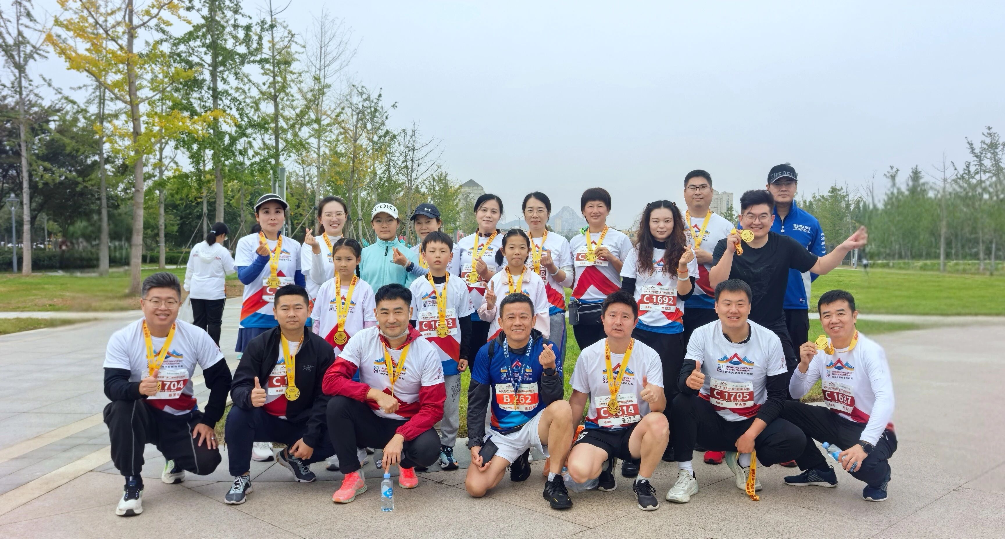 山大華天參加山東大學&ldquo;海信杯&rdquo;第二屆校園馬拉松合影