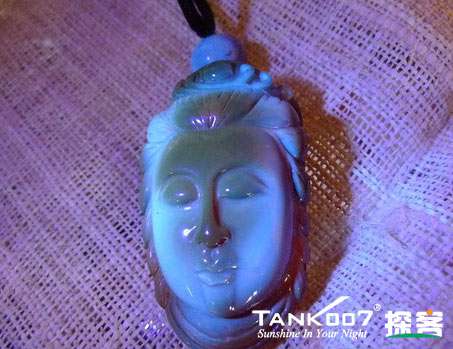 網(wǎng)上用紫光手電鑒定琥珀的帖子這么多，哪個是真假？