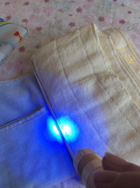  寶媽買了紫光手電，衣服上好多熒光劑，看的心慌害怕