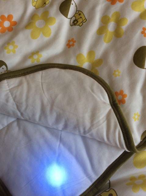  寶媽買了紫光手電，衣服上好多熒光劑，看的心慌害怕