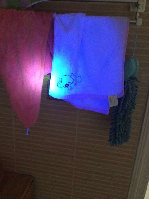  寶媽買了紫光手電，衣服上好多熒光劑，看的心慌害怕